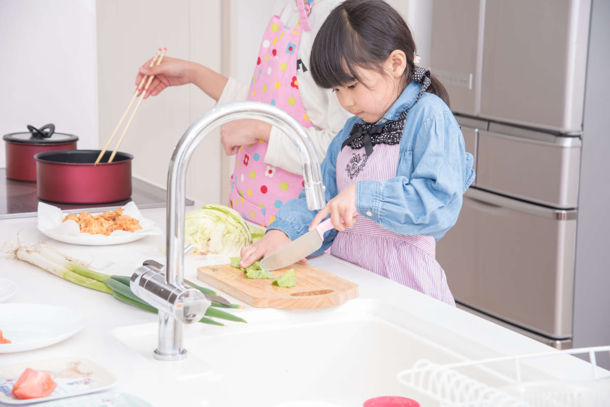 料理する子供